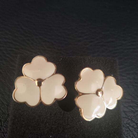 Vintage Monet Flower Earrings Gold Tone Cream Enamel 80's Signed Spring - Picture 4 of 7